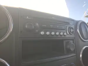 Foto de SISTEMA AUDIO / RADIO CD PEUGEOT PARTNER TEPEE 1.6 16V HDi CAT (9HT / DV6BTED4) (75 CV / 55 KW)