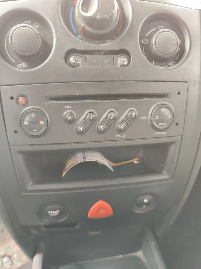 Foto de SISTEMA AUDIO / RADIO CD RENAULT MEGANE II GRANDTOUR 1.5 dCi Diesel CAT (86 CV / 63 KW)