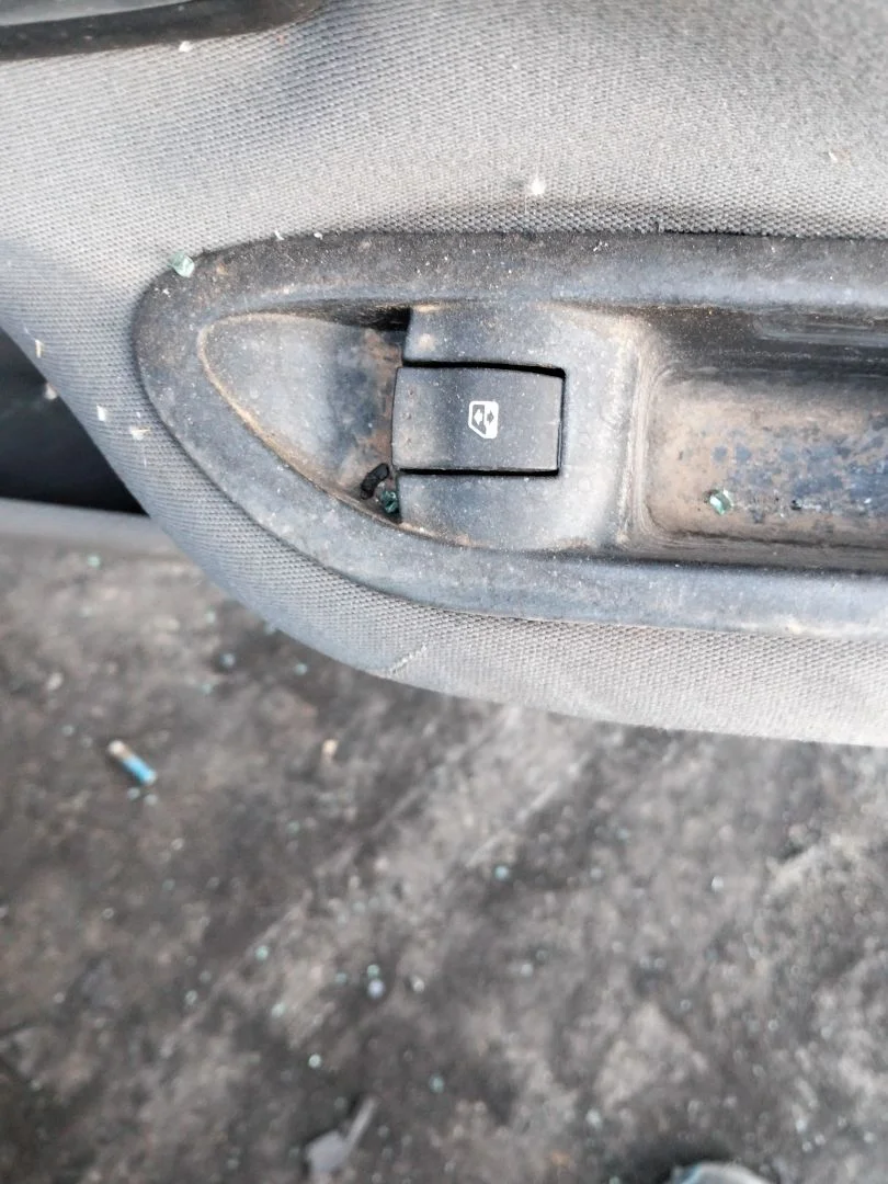 Foto de MANDO ELEVALUNAS TRASERO DERECHO RENAULT LAGUNA II (BG0) 1.9 dCi Diesel CAT (101 CV / 74 KW)
