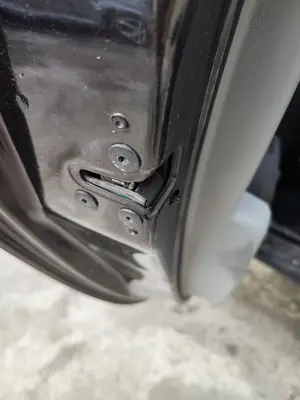 Foto de CERRADURA PUERTA TRASERA IZQUIERDA RENAULT CLIO III 1.2 16V (75 CV / 55 KW)