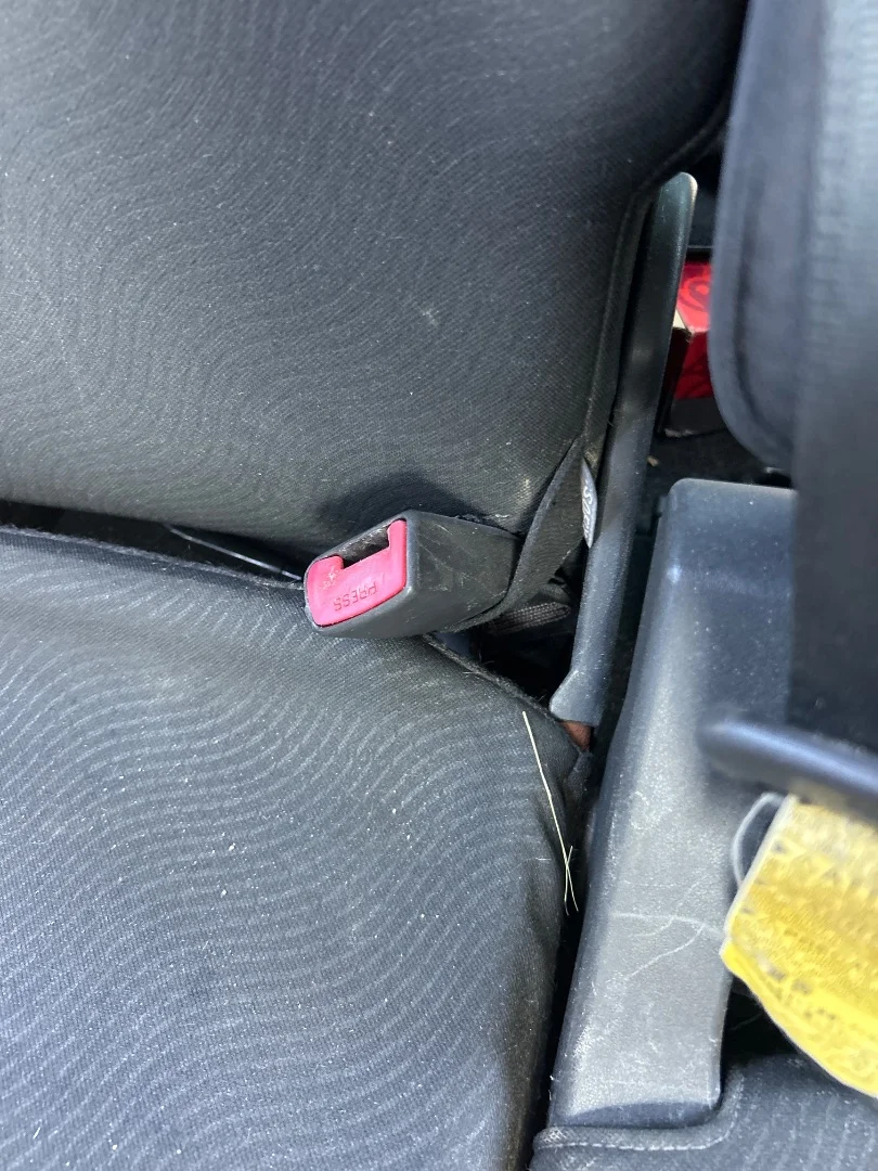 Foto de ENGANCHE CINTURON TRASERO DERECHO TOYOTA YARIS (KSP9/SCP9/NLP9) 1.3 16V CAT (101 CV / 74 KW) referencia 733900D050C0