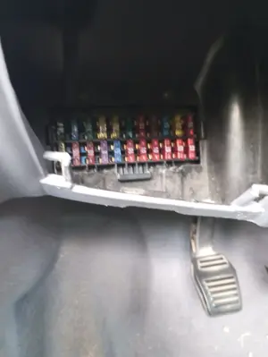 Foto de CAJA RELES / FUSIBLES FORD KA (CCQ) 1.3 CAT (50 CV / 37 KW)