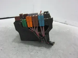 Foto de CAJA RELES / FUSIBLES RENAULT LAGUNA II (BG0) 1.9 dCi Diesel (120 CV / 88 KW) referencia 8200283134 foto 3