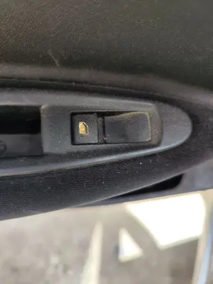 Foto de MANDO ELEVALUNAS TRASERO IZQUIERDO CITROEN C4 BERLINA 1.6 16V HDi (90 CV / 66 KW)