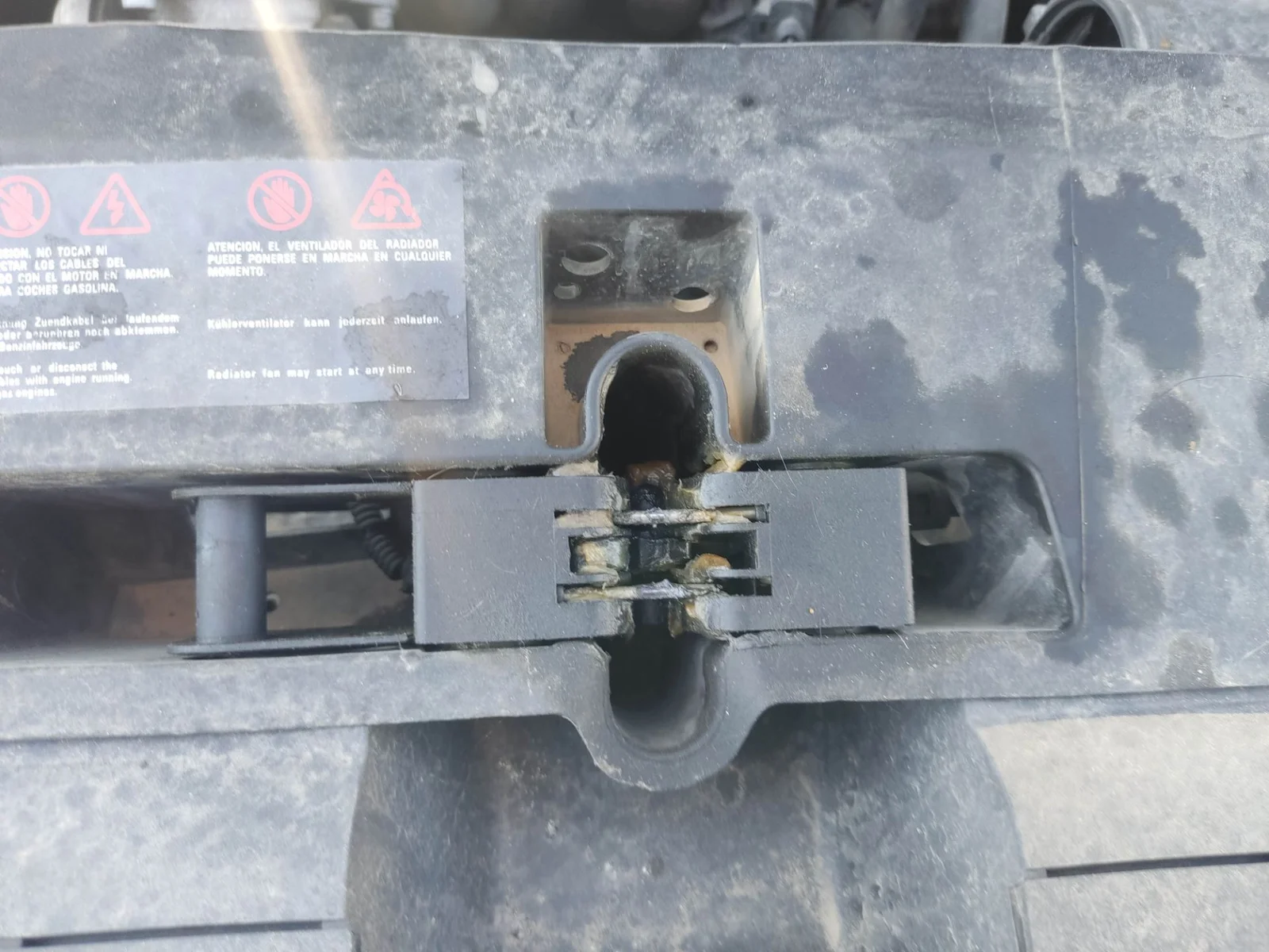 Foto de CERRADURA CAPO SEAT ALTEA (5P1) 2.0 TDI (140 CV / 103 KW) referencia 5P1823509D 9B9