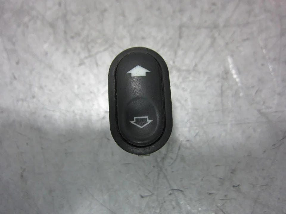 Foto de MANDO ELEVALUNAS DELANTERO DERECHO FORD FIESTA BERL./COURIER 1.3 CAT (60 CV / 44 KW) referencia 14529AB