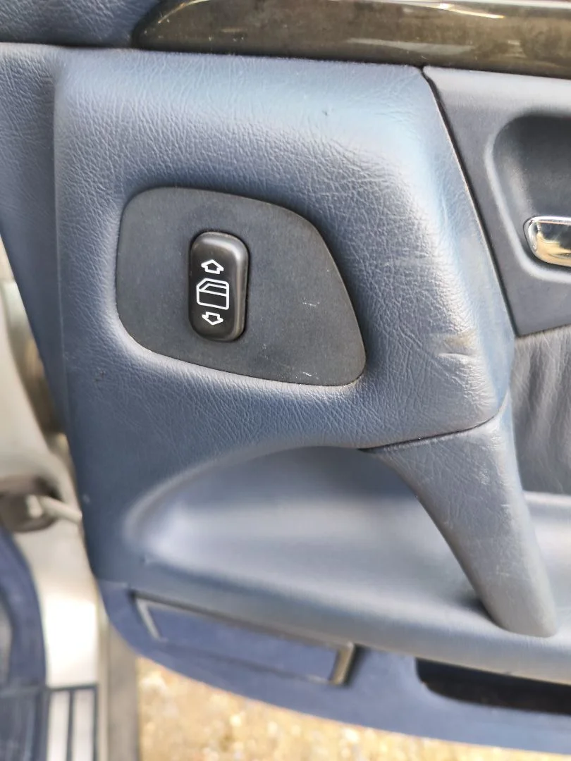 Foto de MANDO ELEVALUNAS TRASERO DERECHO MERCEDES-BENZ CLASE E (BM 210) BERLINA 3.0 Turbodiesel CAT (177 CV / 130 KW)