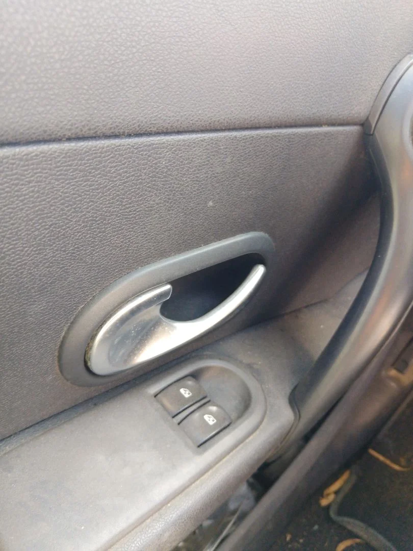 Foto de MANETA INTERIOR DELANTERA IZQUIERDA RENAULT CLIO III 1.4 16V (98 CV / 72 KW)