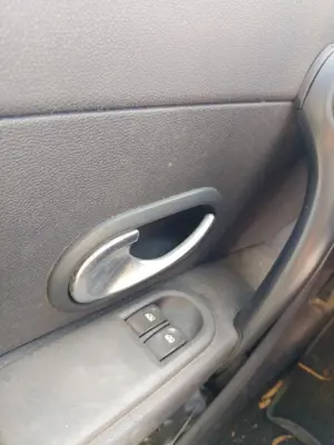 Foto de MANETA INTERIOR DELANTERA IZQUIERDA RENAULT CLIO III 1.4 16V (98 CV / 72 KW)