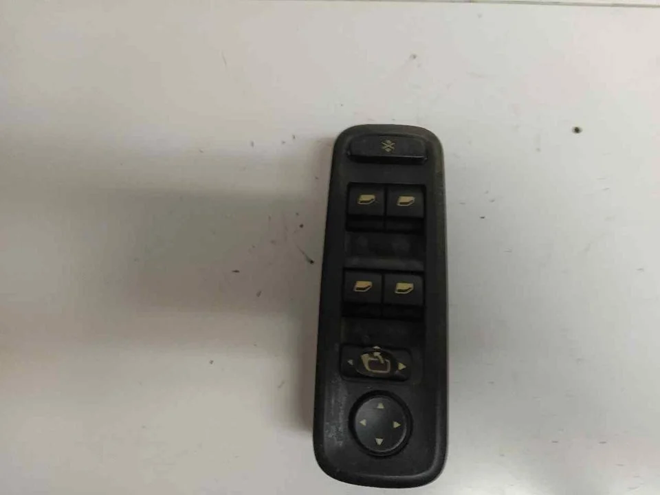 Foto de MANDO ELEVALUNAS DELANTERO IZQUIERDO CITROEN C4 BERLINA referencia 14893730XT