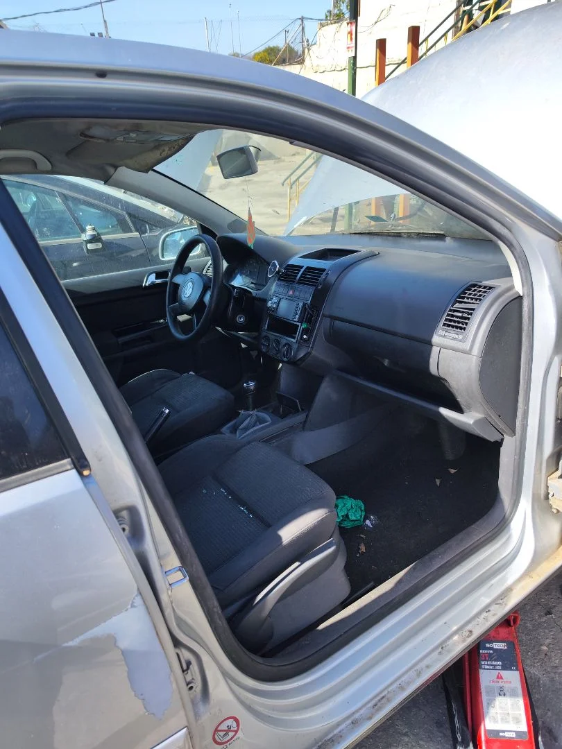 Foto de GOMAS CONTORNO PUERTA VOLKSWAGEN POLO IV (9N1) 1.4 16V (75 CV / 55 KW)