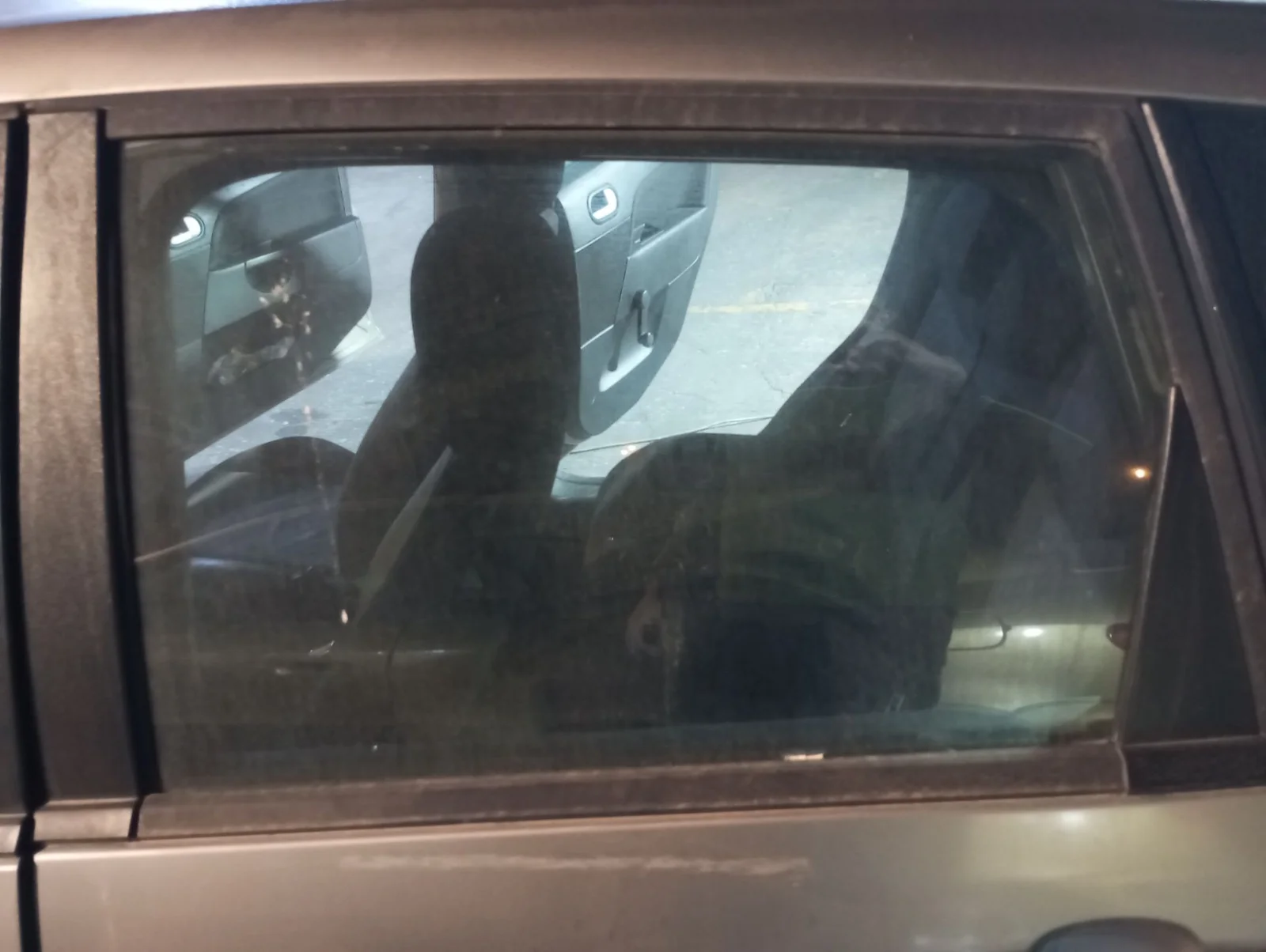 Foto de LUNA TRASERA IZQUIERDA FORD FIESTA (CBK) 1.4 TDCi CAT (68 CV / 50 KW) referencia 1207450