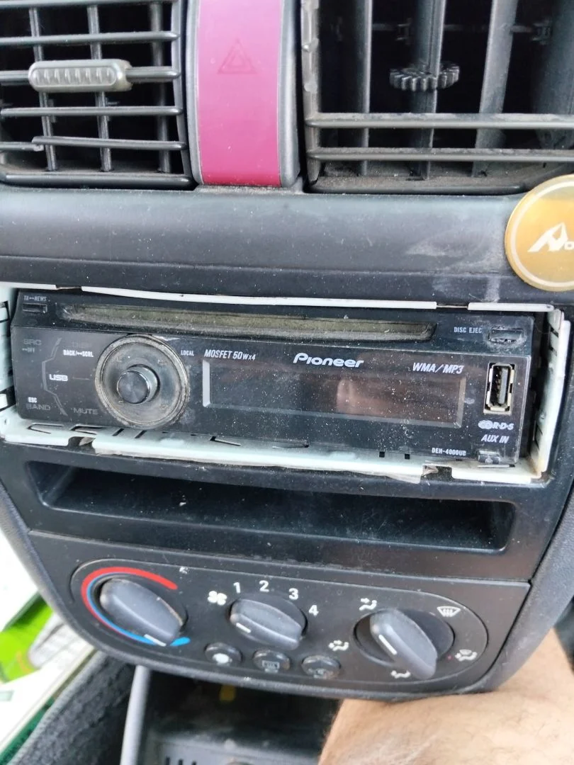 Foto de WARNING OPEL CORSA C 1.2 16V CAT (Z 12 XE / LW4) (75 CV / 55 KW)