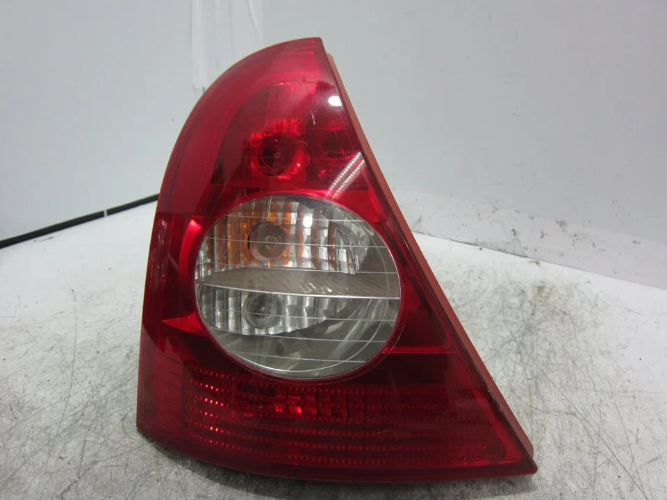 Foto de PILOTO TRASERO IZQUIERDO RENAULT CLIO II FASE I (B/CB0) 1.2 (58 CV / 43 KW) referencia 8200071413