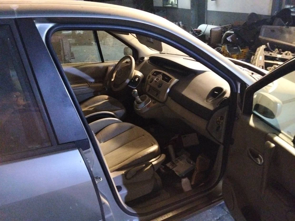 Foto de GOMAS CONTORNO PUERTA RENAULT SCENIC II (JM)