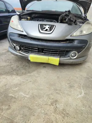 Foto de PARAGOLPES DELANTERO PEUGEOT 207 CC CABRIO-COUPÉ 1.6 16V (120 CV / 88 KW)
