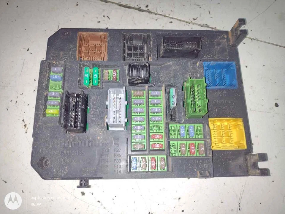 Foto de CAJA RELES / FUSIBLES CITROEN C4 BERLINA 1.6 e-HDi FAP (114 CV / 84 KW) referencia 9665547480