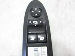 Foto de MANDO ELEVALUNAS DELANTERO DERECHO CITROEN DS3 1.6 e-HDi FAP (92 CV / 68 KW) referencia 529076433 foto 3