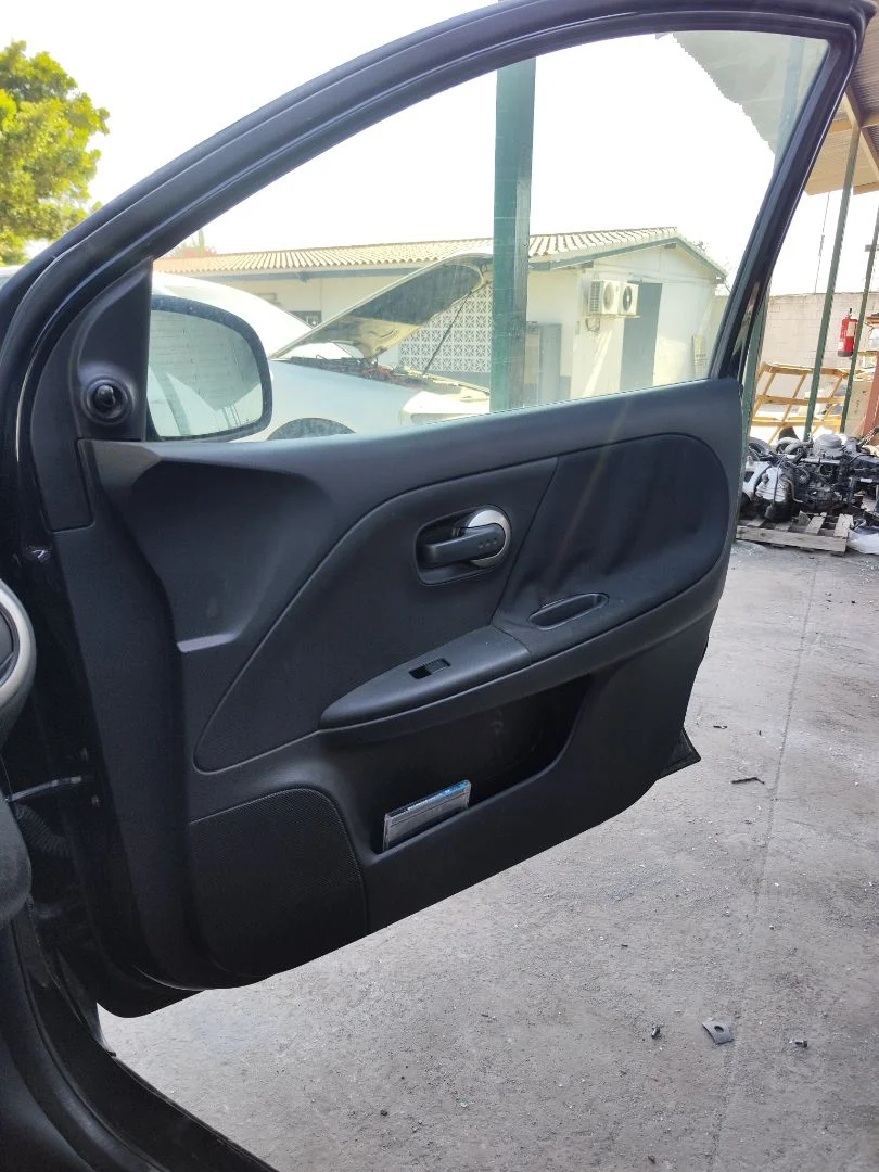 Foto de GUARNECIDO PUERTA DELANTERA DERECHA NISSAN NOTE (E11E) 1.4 CAT (88 CV / 65 KW)