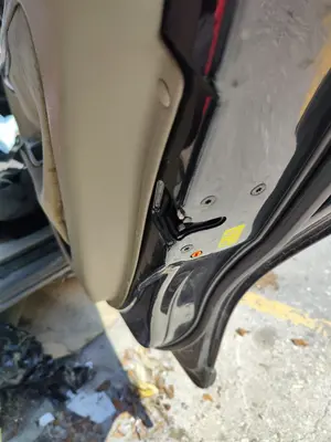 Foto de CERRADURA PUERTA TRASERA DERECHA VOLVO S60 BERLINA 2.4 Diesel (126 CV / 93 KW) referencia 30784978