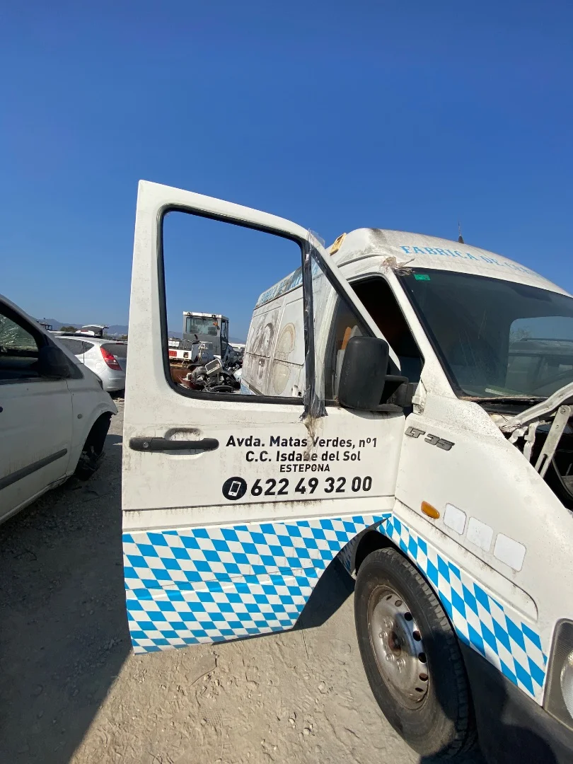 Foto de PUERTA DELANTERA DERECHA VOLKSWAGEN LT FURGÓN/COMBI 2.5 TDI (109 CV / 80 KW) referencia 2D0831056D