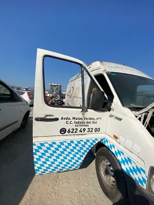 Foto de PUERTA DELANTERA DERECHA VOLKSWAGEN LT FURGÓN/COMBI 2.5 TDI (109 CV / 80 KW) referencia 2D0831056D