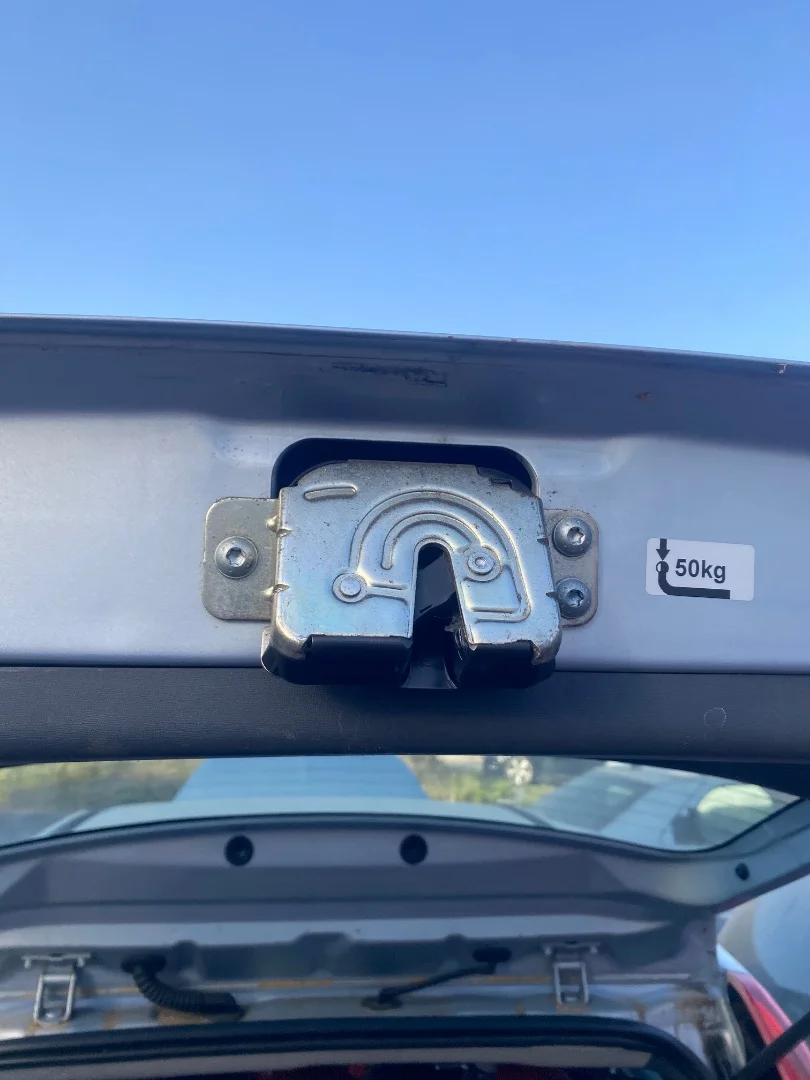 Foto de CERRADURA MALETERO / PORTON MITSUBISHI COLT CZ3 BERL. 5 (Z30A) 1.3 CAT (95 CV / 70 KW)