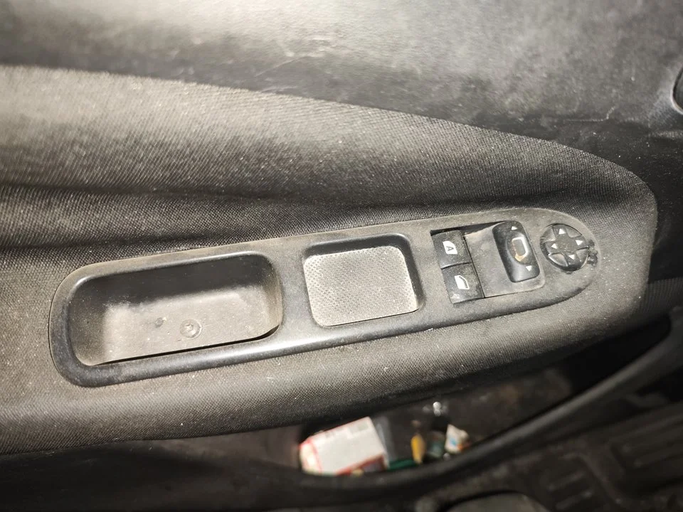 Foto de MANDO ELEVALUNAS DELANTERO IZQUIERDO CITROEN C3 PICASSO 1.6 HDi FAP (92 CV / 68 KW) referencia 98012283XT