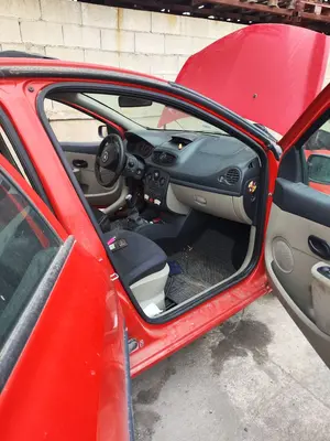 Foto de GOMAS CONTORNO PUERTA RENAULT CLIO III 1.5 dCi Diesel CAT (86 CV / 63 KW)