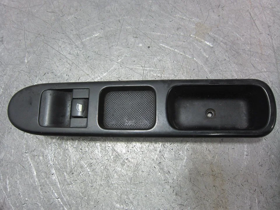 Foto de MANDO ELEVALUNAS DELANTERO DERECHO PEUGEOT 207 1.6 HDi FAP CAT (9HZ / DV6TED4) (109 CV / 80 KW) referencia 96510696