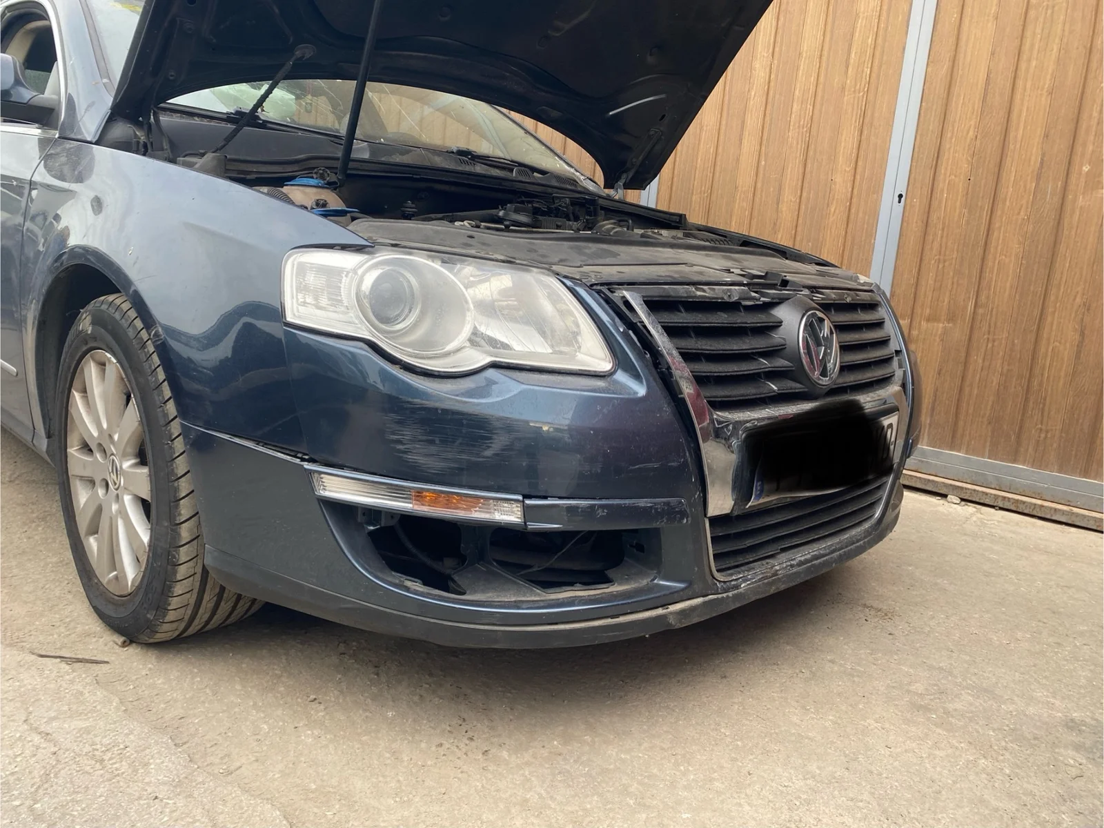 Foto de PARAGOLPES DELANTERO VOLKSWAGEN PASSAT BERLINA (3C2) 2.0 TDI (140 CV / 103 KW)