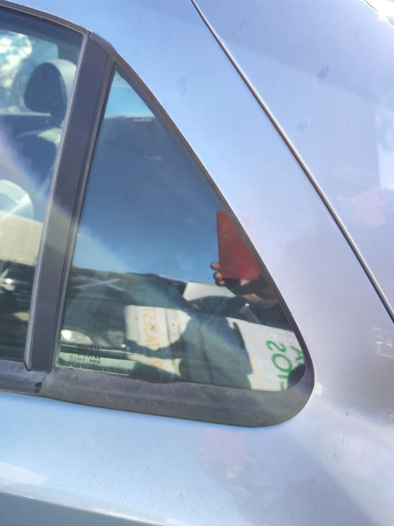 Foto de LUNA CUSTODIA TRASERA IZQUIERDA RENAULT LAGUNA II (BG0) 1.8 CAT (120 CV / 88 KW)