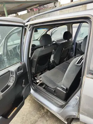 Foto de GOMAS CONTORNO PUERTA OPEL ZAFIRA A 2.0 DTI (101 CV / 74 KW)