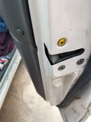 Foto de CERRADURA PUERTA DELANTERA DERECHA NISSAN VANETTE CARGO 2.3 Diesel (75 CV / 55 KW)