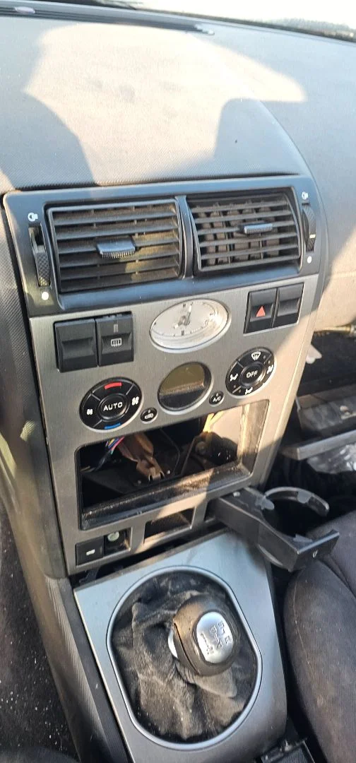 Foto de CONSOLA CENTRAL FORD MONDEO BERLINA (GE) 2.0 16V DI TD CAT (116 CV / 85 KW)