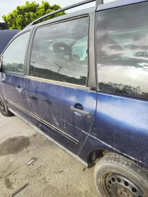Foto de PUERTA TRASERA IZQUIERDA VOLKSWAGEN SHARAN (7M6/7M9) 1.9 TDI (116 CV / 85 KW) referencia 7M3833021F foto 2