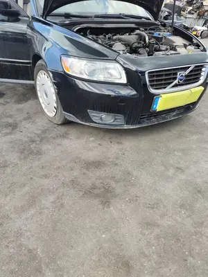 Foto de PARAGOLPES DELANTERO VOLVO V50 FAMILIAR 2.0 Diesel CAT (136 CV / 100 KW) foto 3