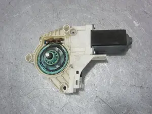 Foto de MOTOR ELEVALUNAS DELANTERO IZQUIERDO AUDI A5 CABRIOLET (8F7) 2.7 V6 24V TDI (190 CV / 140 KW) referencia 8T0959801B foto 4