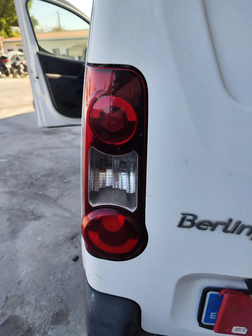 Foto de PILOTO TRASERO IZQUIERDO CITROEN BERLINGO FURGÓN 1.6 Blue-HDI FAP (99 CV / 73 KW)
