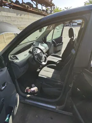 Foto de GOMAS CONTORNO PUERTA RENAULT SCENIC II (JM) 1.5 dCi Diesel (106 CV / 78 KW)