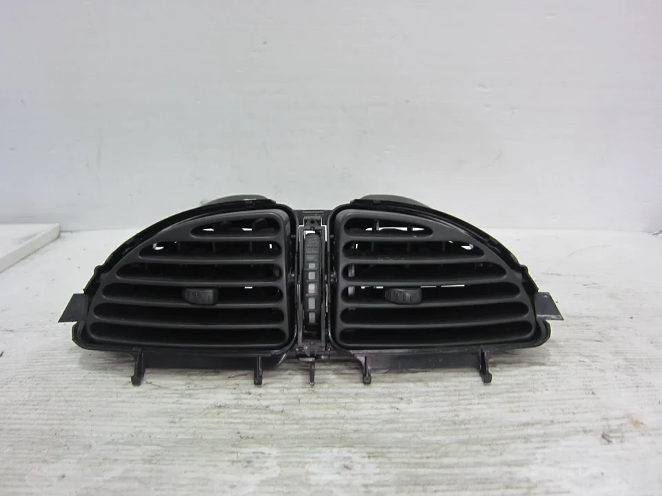 Foto de REJILLA DELANTERA CITROEN C5 BERLINA 2.2 HDi FAP CAT (4HX / DW12ED4) (133 CV / 98 KW) referencia 963261727A