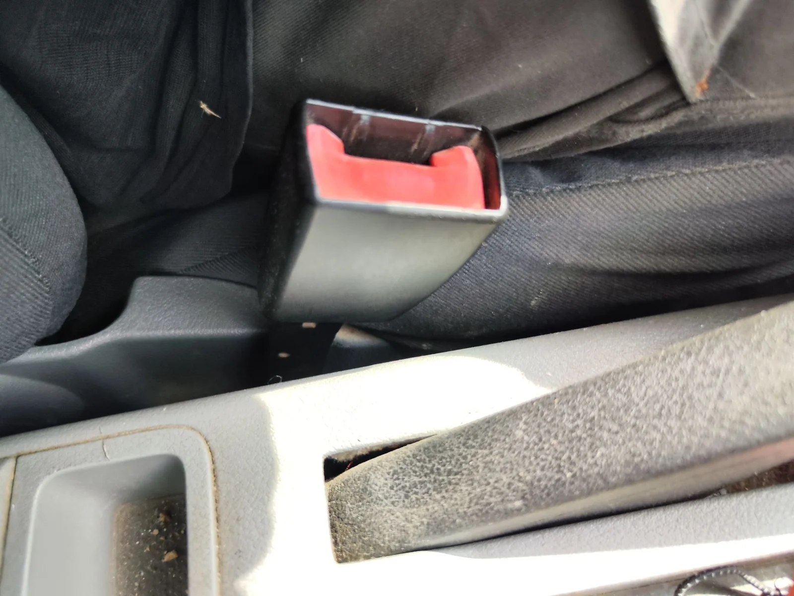 Foto de ENGANCHE CINTURON DELANTERO IZQUIERDO SKODA OCTAVIA BERLINA (1U2) 1.9 TDI (90 CV / 66 KW) referencia 1U0858471D