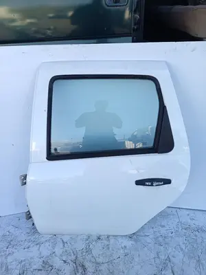 Foto de PUERTA TRASERA IZQUIERDA DACIA DUSTER I 1.5 dCi Diesel CAT (86 CV / 63 KW)