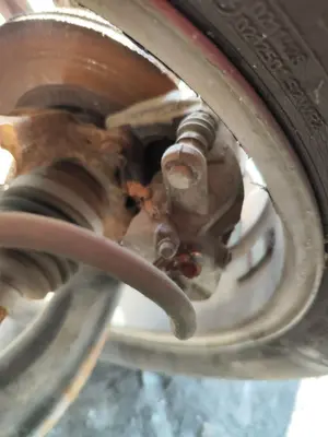 Foto de PINZA DE FRENO DELANTERA IZQUIERDA RENAULT CLIO III 1.4 16V (98 CV / 72 KW)