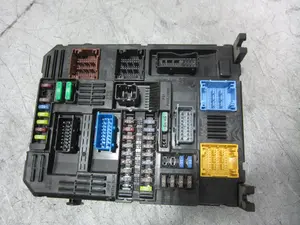 Foto de CAJA RELES / FUSIBLES OPEL CROSSLAND X 1.2  (110 CV / 81 KW) referencia 9832880280