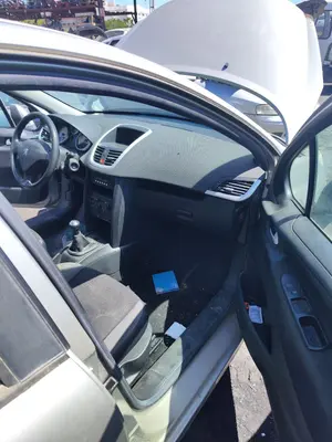 Foto de GOMAS CONTORNO PUERTA PEUGEOT 207 1.4  (73 CV / 54 KW)