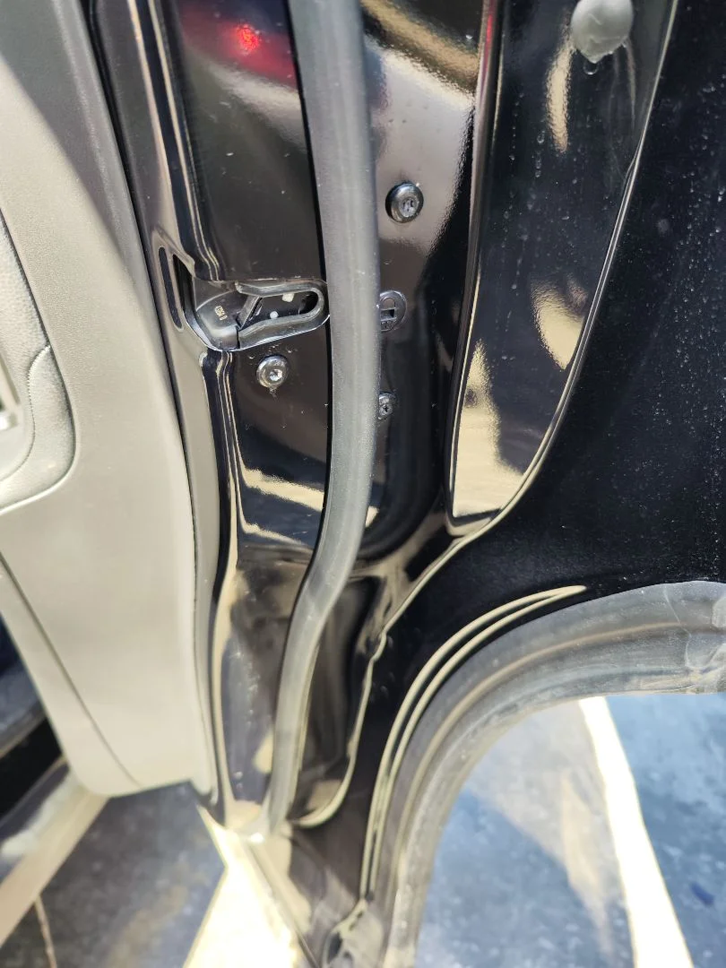 Foto de CERRADURA PUERTA TRASERA DERECHA JAGUAR F-PACE 3.0 V6 Diesel CAT (301 CV / 221 KW) referencia HK8324994AC