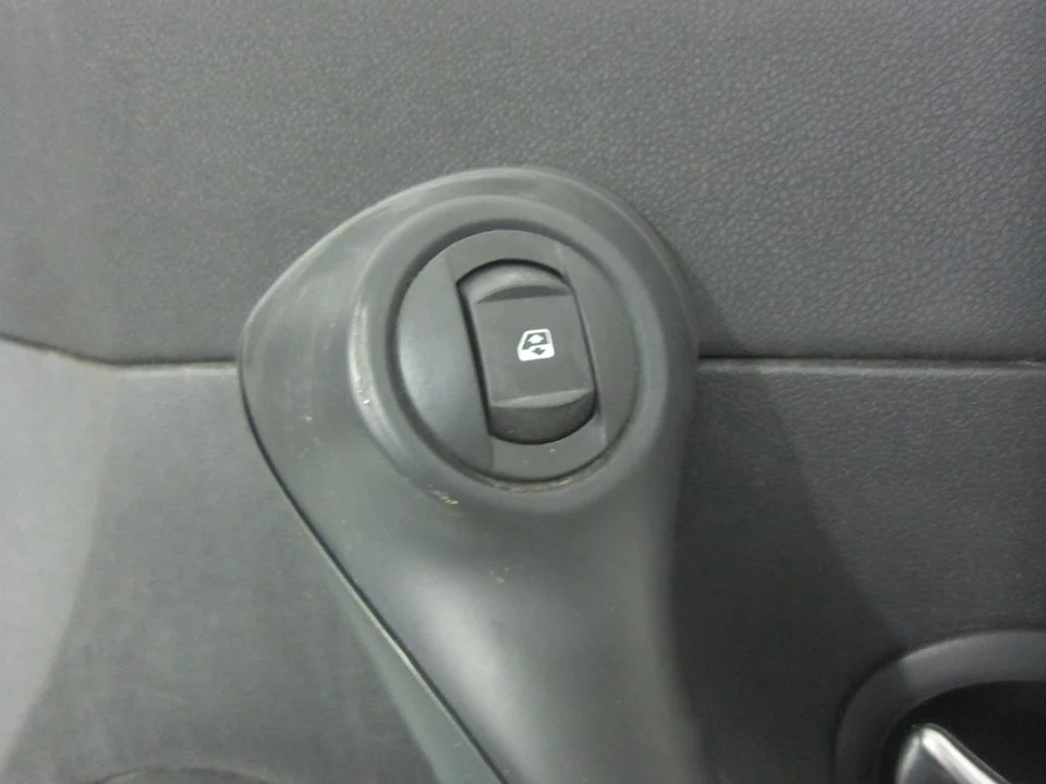 Foto de MANDO ELEVALUNAS DELANTERO DERECHO RENAULT CLIO III 1.5 dCi Diesel CAT (86 CV / 63 KW) referencia 8200108266
