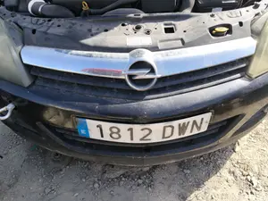 Foto de REJILLA DELANTERA OPEL ASTRA H GTC 1.9 CDTI (120 CV / 88 KW)