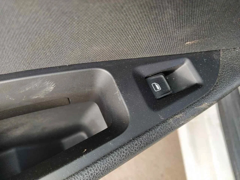 Foto de MANDO ELEVALUNAS TRASERO IZQUIERDO SEAT LEON (5F1) 1.6 TDI (105 CV / 77 KW) referencia 5F4971693